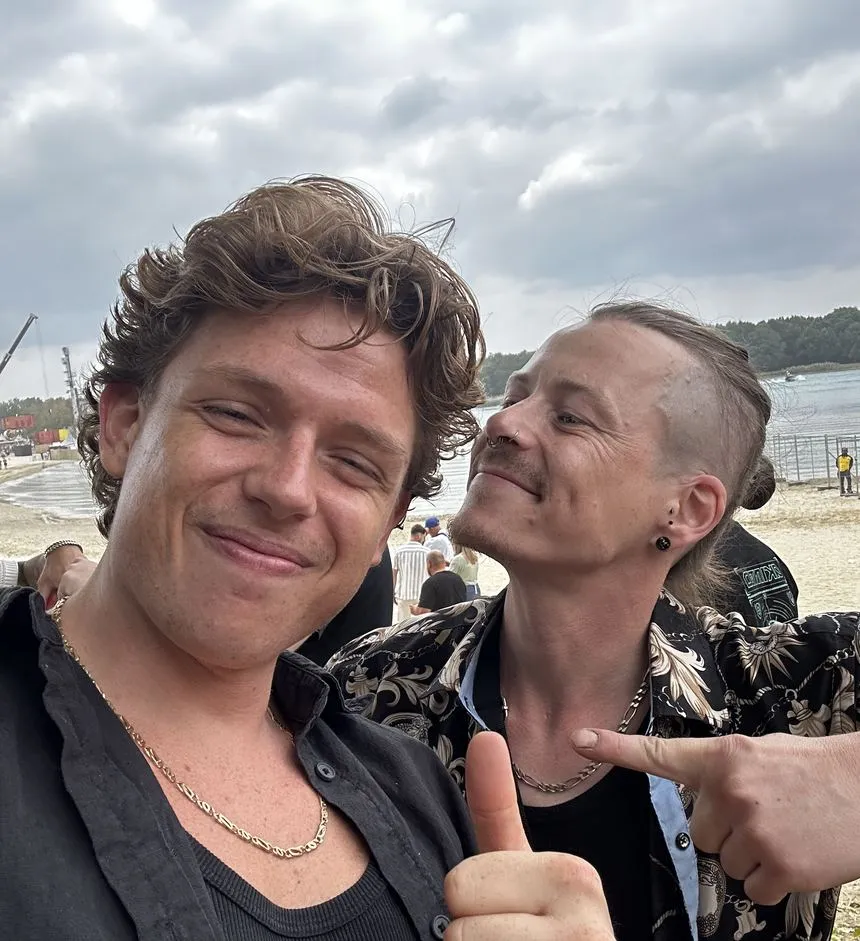 Het team van Tiger Trimmers bij de trailer.